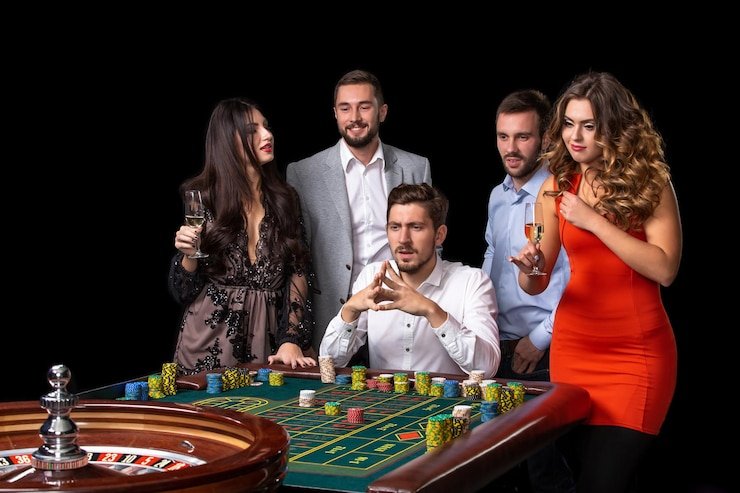 The Dog House slot game interface showing cascading reels and golden dog symbols on menara platform